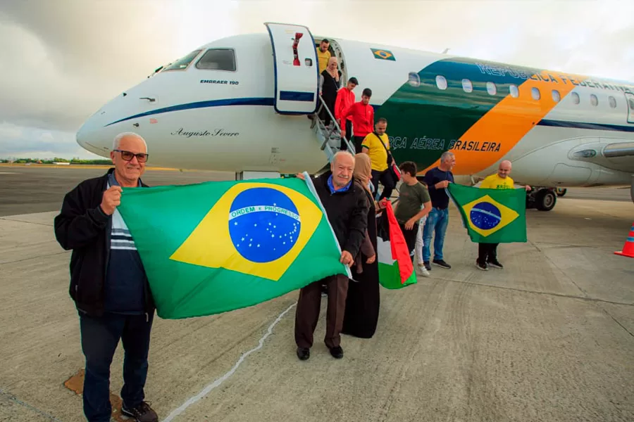 Grupo de brasileiros repatriados da Cisjordânia chega ao Recife