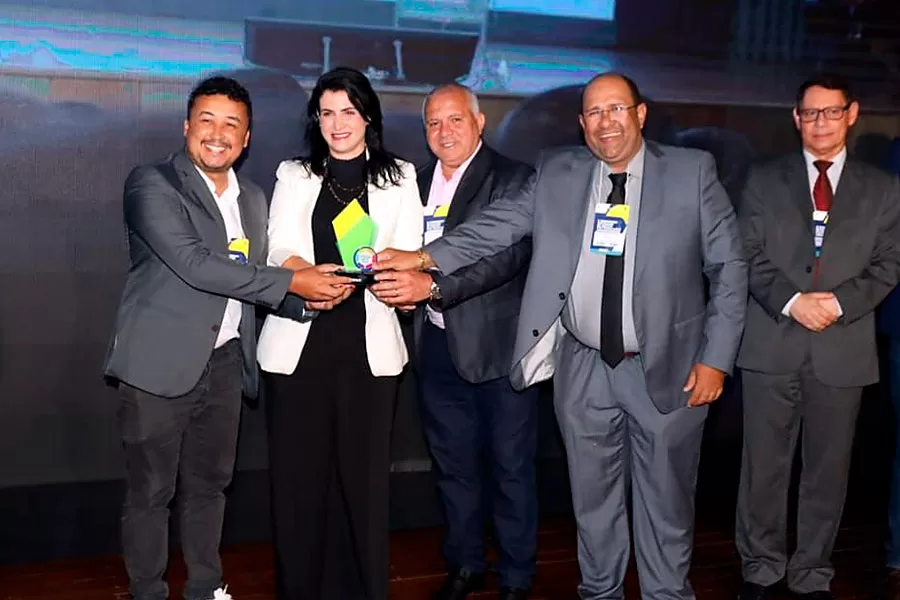 Prefeita de Nova Viçosa Luciana Machado recebe prêmio Gestão por Resultado em Brasília