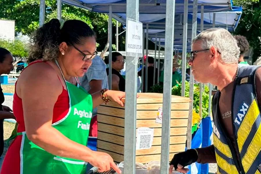 Feira da Agricultura Familiar retorna à Praça da Bíblia e consolida promoção da economia local Feira da Agricultura Familiar retorna à Praça da Bíblia e consolida promoção da economia local