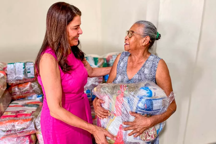 Prefeitura de Medeiros Neto entrega cestas básicas a famílias dos bairros Aparecida, Kit Moradia e Morro do Gato