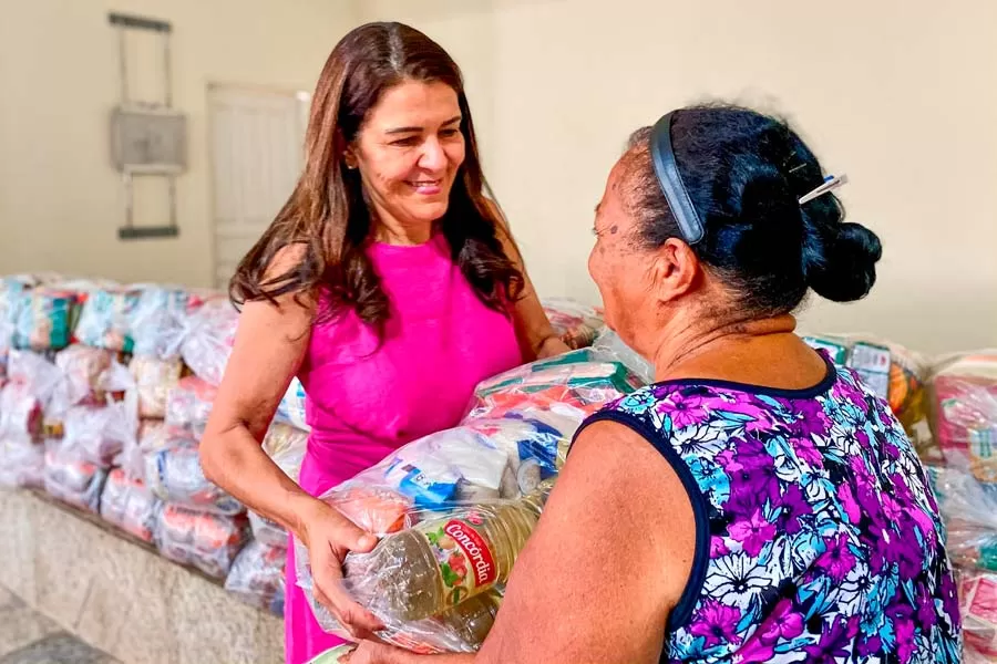 Prefeitura de Medeiros Neto entrega cestas básicas a famílias dos bairros Aparecida, Kit Moradia e Morro do Gato