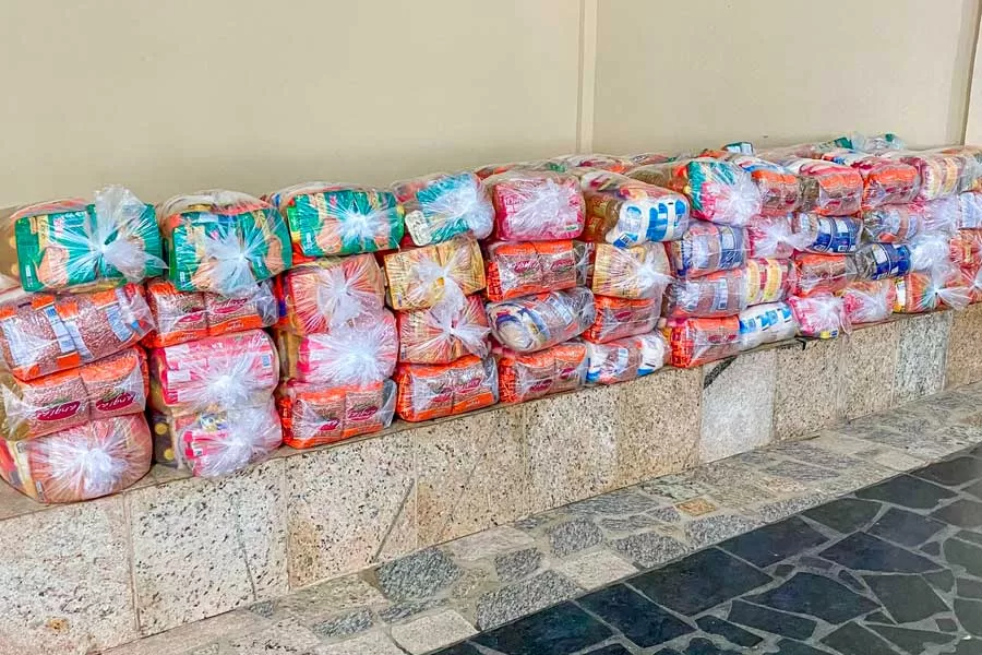 Prefeitura de Medeiros Neto entrega cestas básicas a famílias dos bairros Aparecida, Kit Moradia e Morro do Gato