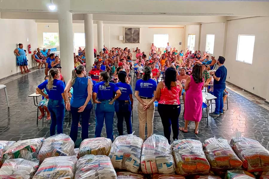 Prefeitura de Medeiros Neto entrega cestas básicas a famílias dos bairros Aparecida, Kit Moradia e Morro do Gato