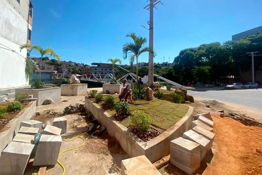 Novo cartão-postal de Medeiros Neto: avançam obras na ponte do Centro e entorno