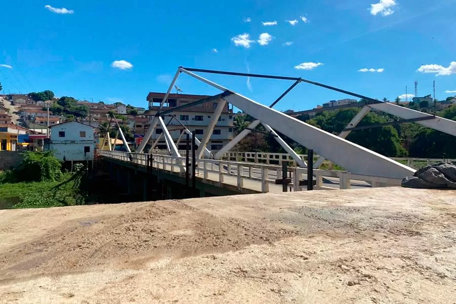 Novo cartão-postal de Medeiros Neto: avançam obras na ponte do Centro e entorno