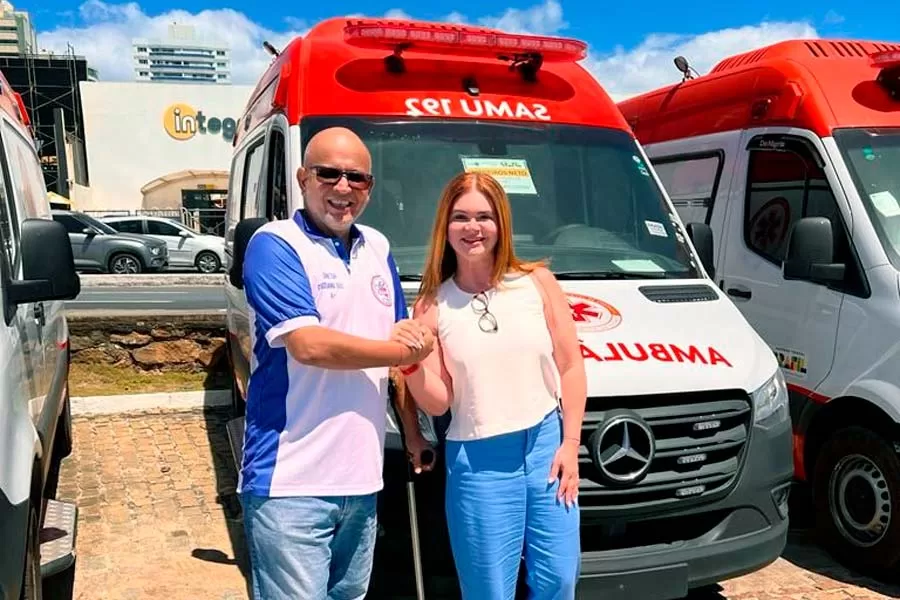 Prefeito Beto Pinto, vereador Pintão e deputada Cláudia Oliveira recebem nova ambulância para Medeiros Neto