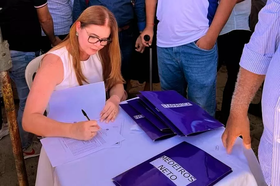 Prefeito Beto Pinto, vereador Pintão e deputada Cláudia Oliveira recebem nova ambulância para Medeiros Neto