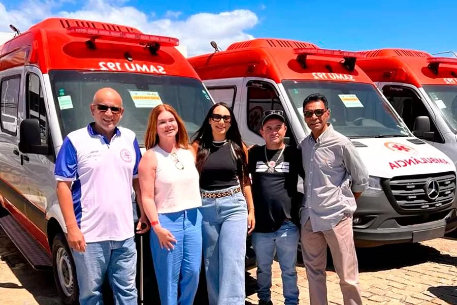 Prefeito Beto Pinto, vereador Pintão e deputada Cláudia Oliveira recebem nova ambulância para Medeiros Neto