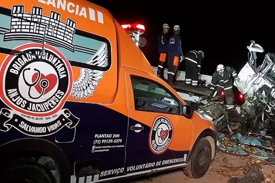 Grave acidente entre caminhão e ônibus deixa 25 mortos na BR-324