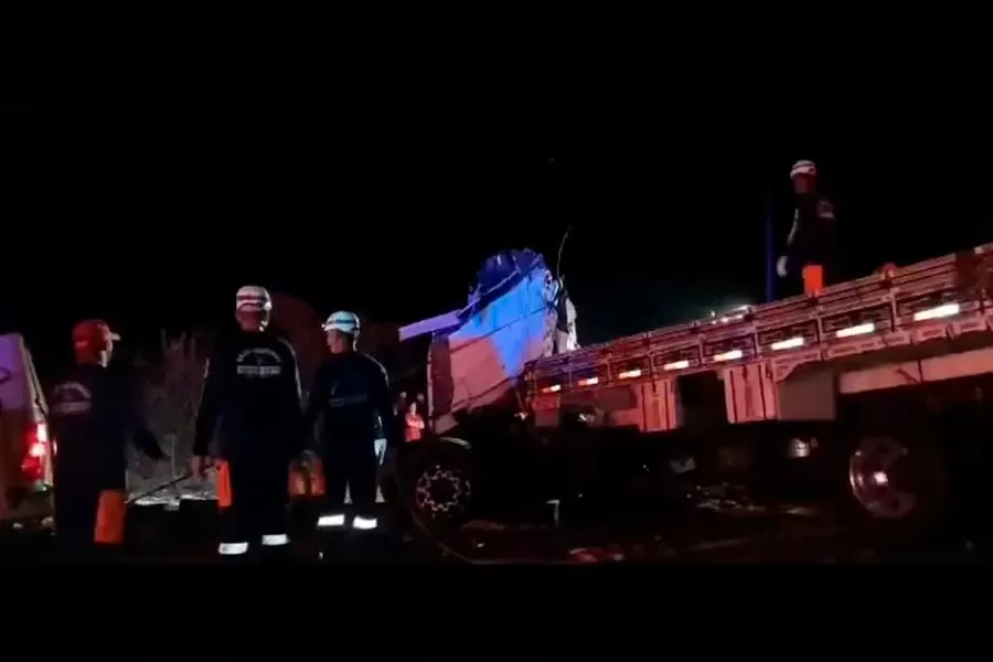 Grave acidente entre caminhão e ônibus deixa 25 mortos na BR-324