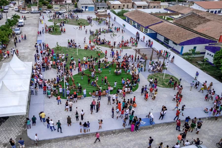 Prefeito Zico de Baiato inaugura Praça do Zezinho em São José de Alcobaça