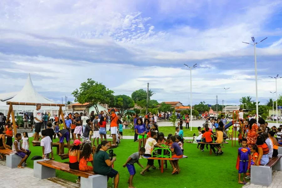 Prefeito Zico de Baiato inaugura Praça do Zezinho em São José de Alcobaça
