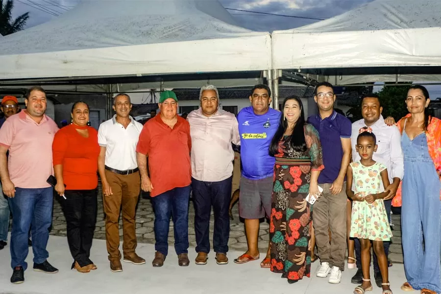 Prefeito Zico de Baiato inaugura Praça do Zezinho em São José de Alcobaça