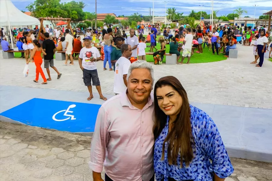 Prefeito Zico de Baiato inaugura Praça do Zezinho em São José de Alcobaça