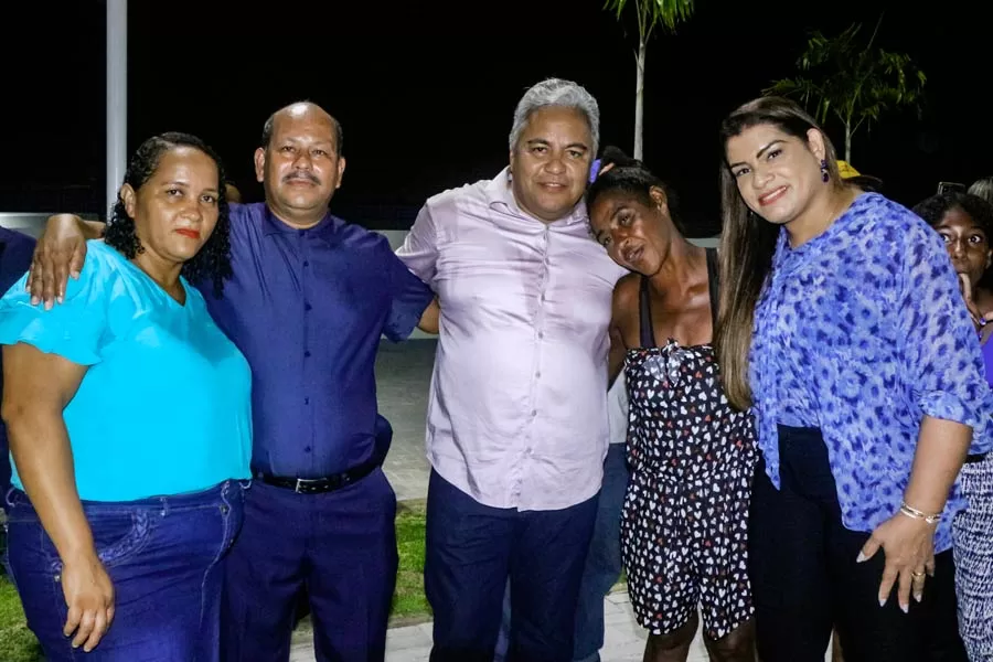 Prefeito Zico de Baiato inaugura Praça do Zezinho em São José de Alcobaça