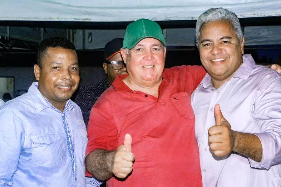 Prefeito Zico de Baiato inaugura Praça do Zezinho em São José de Alcobaça