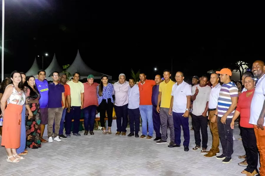 Prefeito Zico de Baiato inaugura Praça do Zezinho em São José de Alcobaça