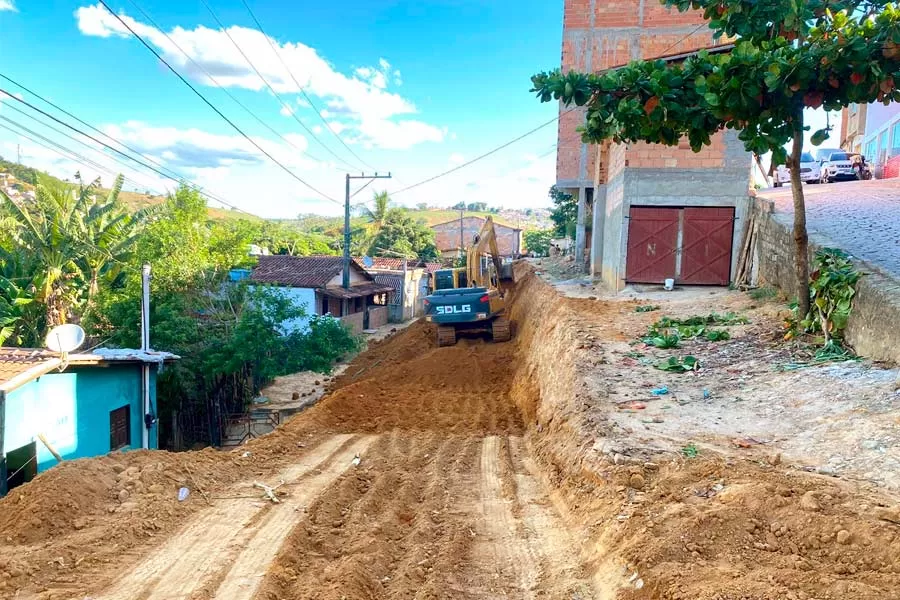 Prefeitura de Medeiros Neto inicia terraplanagem para construção de muro de arrimo na “rua do Curral”