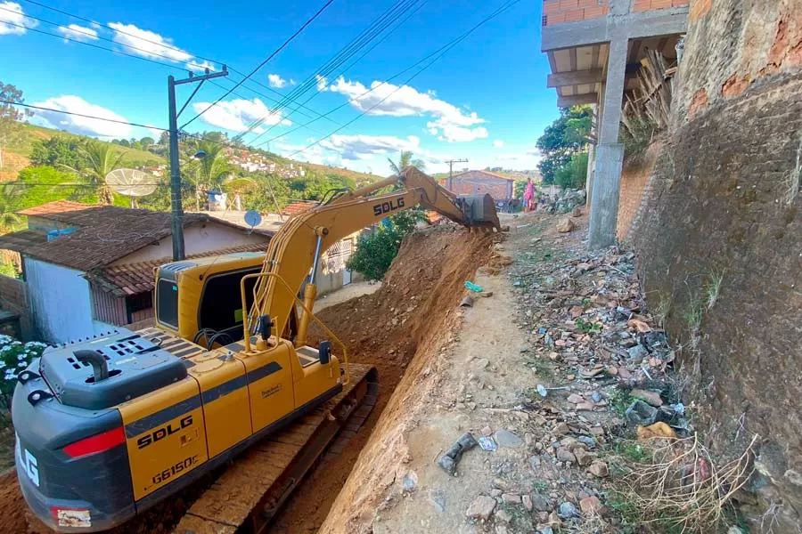 Prefeitura de Medeiros Neto inicia terraplanagem para construção de muro de arrimo na “rua do Curral”