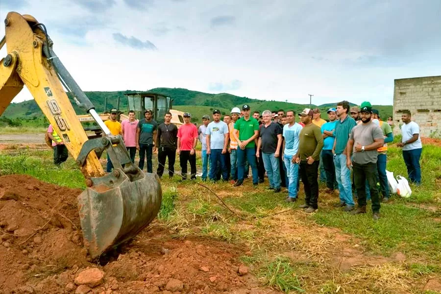 Prefeito Mildson participa de curso gratuito de operação de máquinas pesadas em Itanhém
