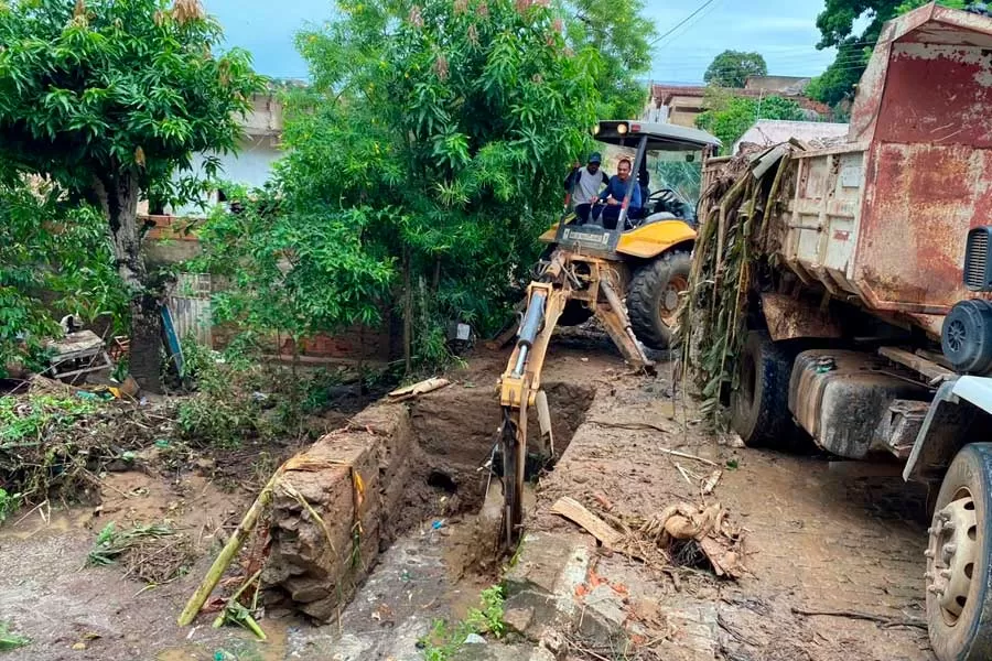 Prefeitura de Medeiros Neto intensifica limpeza de bueiros e córregos após obstrução causada por fortes chuvas