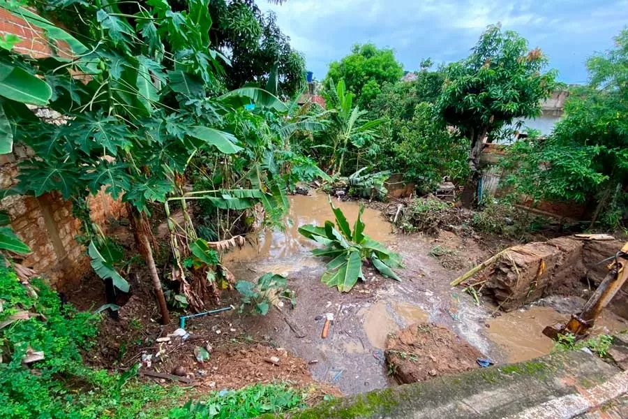 Prefeitura de Medeiros Neto intensifica limpeza de bueiros e córregos após obstrução causada por fortes chuvas