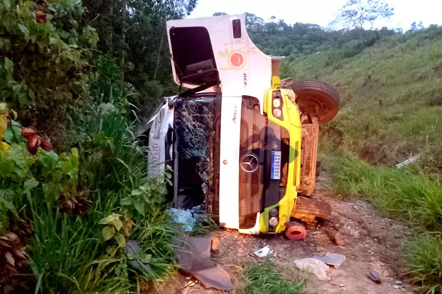 Motorista embriagado fica ferido após perder controle e capotar caminhão na BR-101