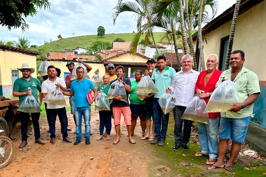 Prefeitura de Itanhém impulsiona economia ao entregar 150 mil alevinos a agricultores