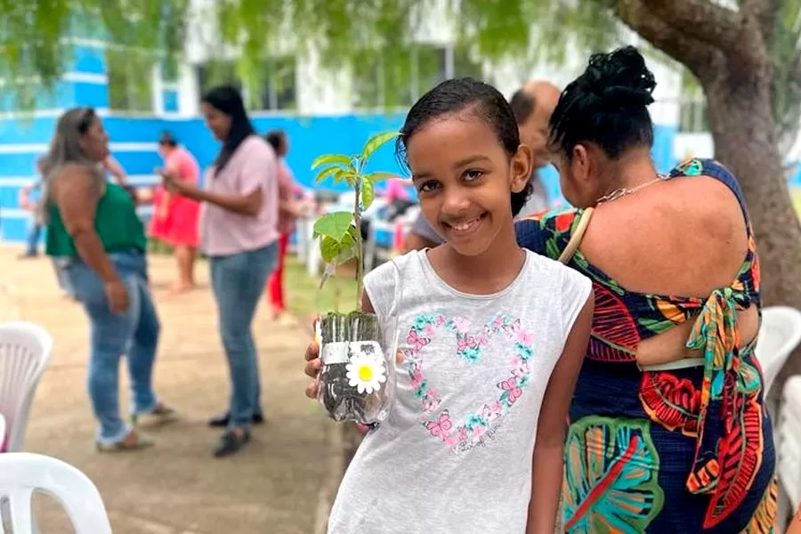 Dia da Educação Ambiental: Prefeitura celebra doação de 210 mudas nativas aos teixeirenses