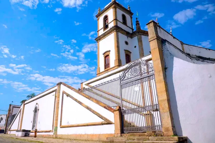 Brasil tem mais estabelecimentos religiosos que escolas e hospitais