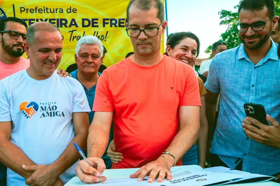 Confira como foi a assinatura da ordem de serviço para obras de drenagem e pavimentação da comunidade Duque de Caxias