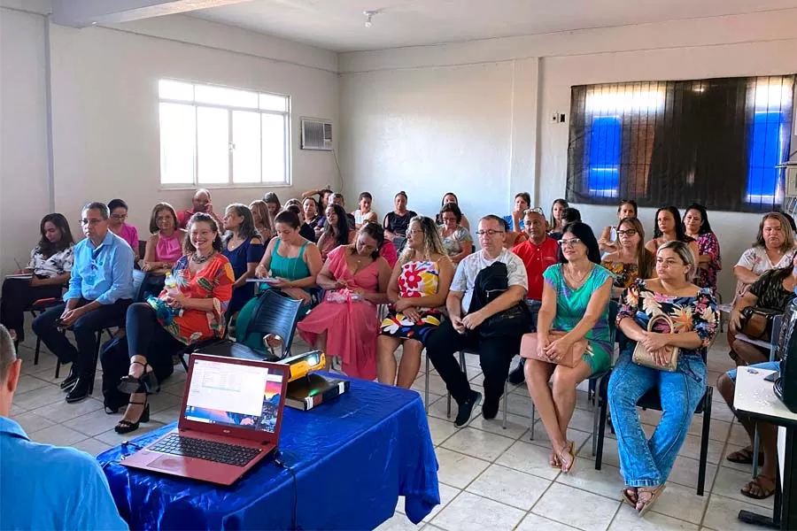 Prefeitura de Medeiros Neto reúne profissionais da EJA e Educação do Campo durante palestra sobre empreendedorismo