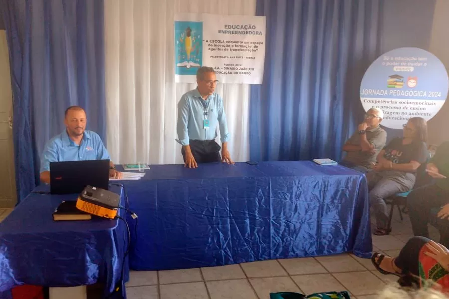 Prefeitura de Medeiros Neto reúne profissionais da EJA e Educação do Campo durante palestra sobre empreendedorismo