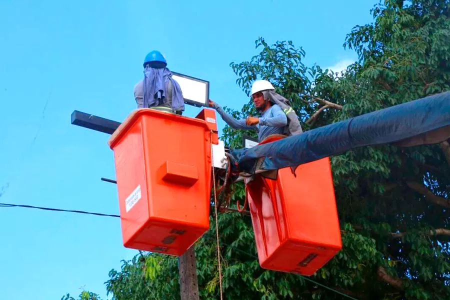 Prefeitura realiza a instalação de lâmpadas de LED em campo de Teixeira de Freitas