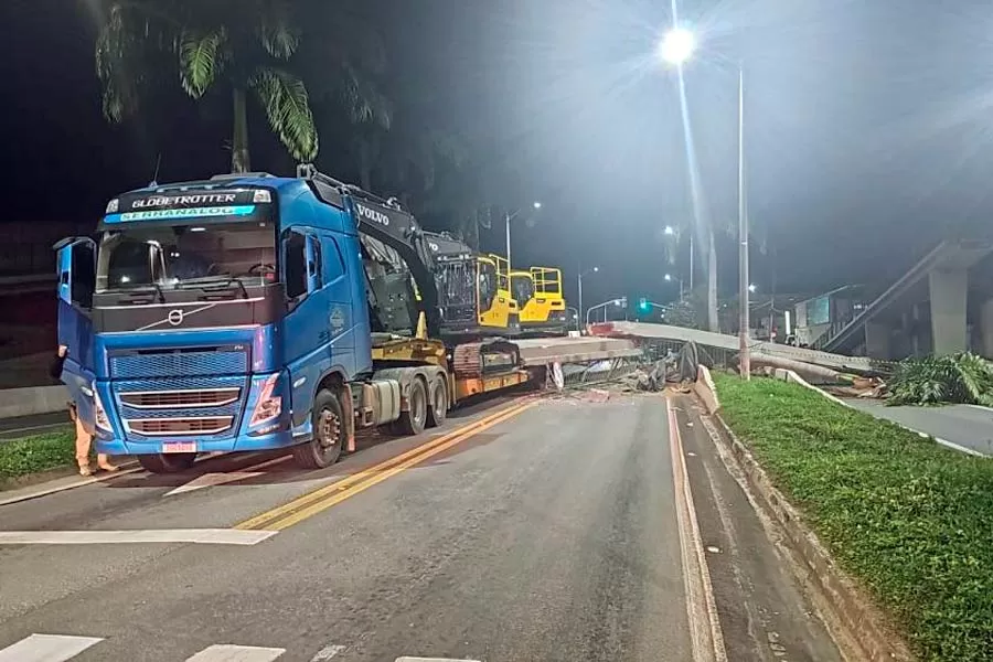 BR-101: Passarela desaba em Linhares após ser atingida por caminhão. Ciclista ferido