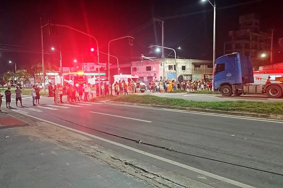 BR-101: Passarela desaba em Linhares após ser atingida por caminhão. Ciclista ferido