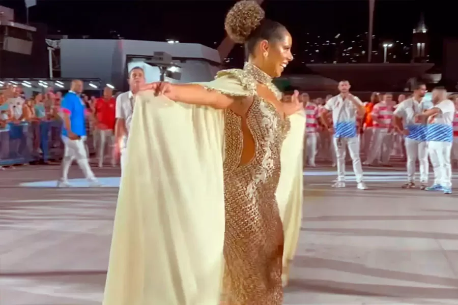 Ex-Globeleza volta a desfilar no carnaval e evangélicos reagem: “Nunca foi crente”