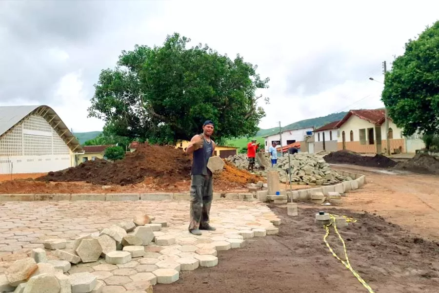 Prefeito Mildson dá ordem para iniciar obras de calçamento em Santa Rita do Planalto