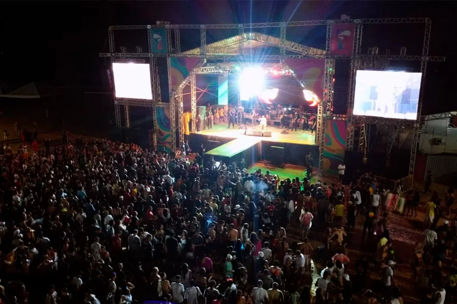Prefeitura de Mucuri resgata tradição carnavalesca e traz show reggae de Edson Gomes no primeiro dia de festa