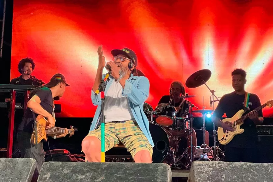 Prefeitura de Mucuri resgata tradição carnavalesca e traz show reggae de Edson Gomes no primeiro dia de festa