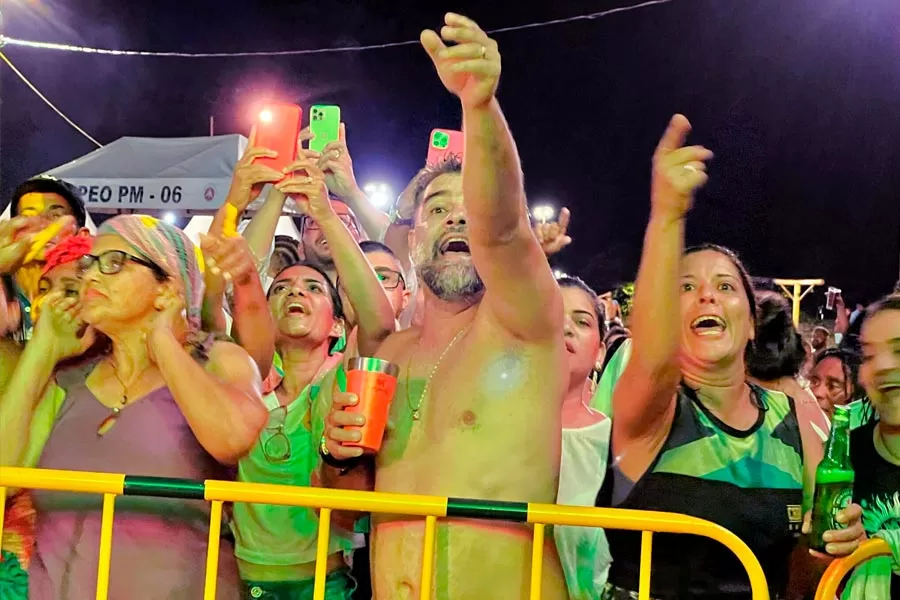 Prefeitura de Mucuri resgata tradição carnavalesca e traz show reggae de Edson Gomes no primeiro dia de festa