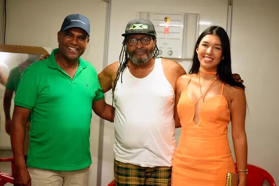 Prefeitura de Mucuri resgata tradição carnavalesca e traz show reggae de Edson Gomes no primeiro dia de festa