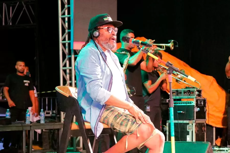 Prefeitura de Mucuri resgata tradição carnavalesca e traz show reggae de Edson Gomes no primeiro dia de festa