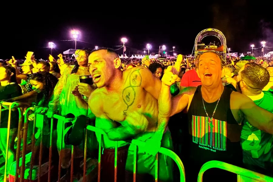 Prefeitura de Mucuri resgata tradição carnavalesca e traz show reggae de Edson Gomes no primeiro dia de festa