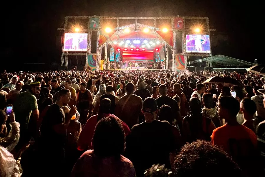 Prefeitura de Mucuri resgata tradição carnavalesca e traz show reggae de Edson Gomes no primeiro dia de festa