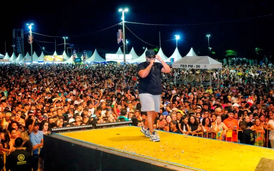 Show memorável de Barões da Pisadinha anima a segunda noite do Carnaval de Mucuri