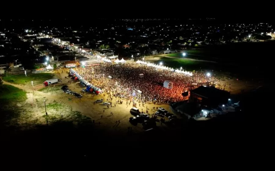 Show memorável de Barões da Pisadinha anima a segunda noite do Carnaval de Mucuri