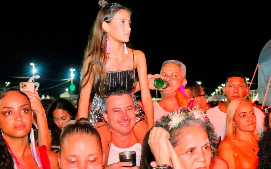Show memorável de Barões da Pisadinha anima a segunda noite do Carnaval de Mucuri