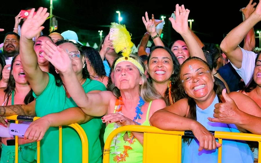 Show memorável de Barões da Pisadinha anima a segunda noite do Carnaval de Mucuri