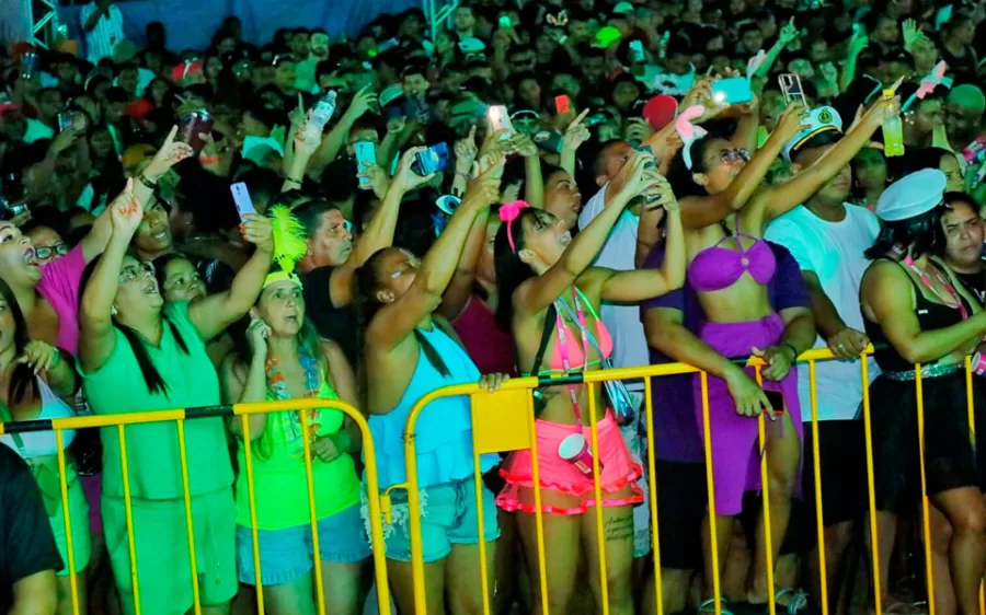 Show memorável de Barões da Pisadinha anima a segunda noite do Carnaval de Mucuri